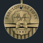 Ornamento De Cerâmica Arco de Douradas Bolinhas de Champanhe de 50º aniv<br><div class="desc">Celebre seu aniversário de marco com este design retrô, hip embora adorável, com bolinhas pretas e listras em fundo de gradientes de ouro de champanhe mate. Um arco de correspondência giro contém uma etiqueta ornamental para o seu nome, monograma inicial e outro texto. Faz um presente maravilhoso para todos que...</div>