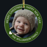 Ornamento De Cerâmica Árvore de Natal do Cavalo<br><div class="desc">Linda e moderna árvore de natal,  em vermelho e verde tradicionais,  com o texto "Feliz Natal". Com fotografia de um trenó de cavalo. Criado com um sorriso de iolantesdesigns:-)!</div>