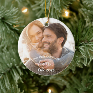 Ornamento De Cerâmica As Novas Semanas Envolveram Nosso Primeiro Natal J