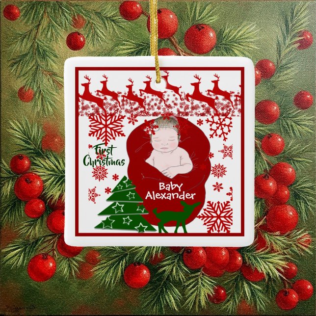 Ornamento De Cerâmica As Primeiras Revistas de Natal do Bebê Dormindo Pe (Sleeping Baby's First Christmas Reindeers Custom Ceramic Ornament)
