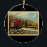 Ornamento De Cerâmica As viagens vintage vermelhas de Clinton New-jersey<br><div class="desc">Isto as características de design vermelhas das viagens vintage de Clinton New-jersey do moinho o moinho vermelho famoso com água do rio de Raritan que fluem perto e das nuvens brancas inchado lindos.</div>