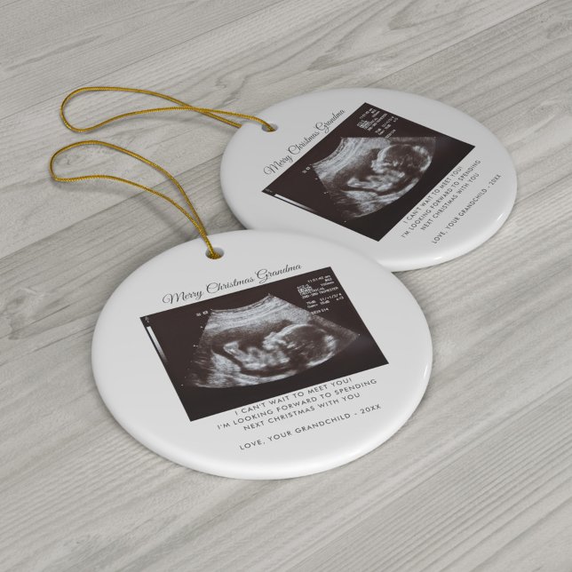 Ornamento De Cerâmica Avó Grávida Anúncio de Natal (Future Grandma Baby Announcement Sonogram Christmas Ceramic Ornament)