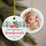 Ornamento De Cerâmica Avós Primeira Foto de Natal<br><div class="desc">Ornamento de fotos de natal russo,  primeiro natal,  com um simples fundo branco,  água-color spruce tree,  um caminhão vermelho vintage,  as palavras "primeiro natal como avós",  os nomes de vovó e avô,  e o ano. Ao contrário,  há uma imagem tesourada do neto.</div>