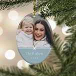 Ornamento De Cerâmica Azul | Foto mínima simples do Arco<br><div class="desc">O ornamento de fotos de Natal em forma oval,  doce e simples,  apresenta um layout minimalista,  com seu nome de família e o ano em serif típica e limpa,  em um fundo azul suave. Um pequeno arco abaixo da sua foto completa a design.</div>