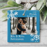 Ornamento De Cerâmica Azul Primeiro Natal Sr. Foto Personalizada da & Sr<br><div class="desc">Personalize este ornamento com a sua foto de casamento e adicione o seu sobrenome juntamente com o ano para este excelente de Natal.</div>