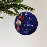 Ornamento De Cerâmica Azul, vermelho, ouro, Natal<br><div class="desc">Um fundo azul marinho incolor. Decorado com borbulhas vermelhas e douradas. Personalize e adicione seu nome,  ano. Texto: Feliz Natal</div>