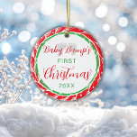 Ornamento De Cerâmica Baby Bump's First Christmas Red Green<br><div class="desc">Este adorável ornamento de "Primeiro Natal do Bebê Bump" é uma maneira adorável de celebrar seu bebê que vem. Possui uma coroa vermelha,  caligrafia moderna e pegadas de bebês. Personalize com o ano. Design é o mesmo na frente e atrás do ornamento. Faz um presente de Natal excelente!</div>