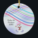 Ornamento De Cerâmica Baby Snowman Swirl Primeiro Natal<br><div class="desc">Um doce design com um bebê boneco de neve em um chapéu cor-de-rosa e pantufas em um fundo bonito com espirais de listras. Adicione suas informações conforme desejado.</div>