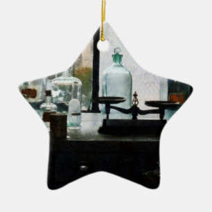 Ornamento De Cerâmica Balança e Garrafas em Laboratório de Química