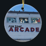 Ornamento De Cerâmica Balboa Fund Zone, Newport Beach, Califórnia<br><div class="desc">O antigo símbolo de fliperama na zona de diversão de Balboa, na Península de Balboa, em Newport Beach, Califórnia. A zona divertida foi construída originalmente em 1936 e desde então foi atualizada e vendida a novos proprietários várias vezes. Ele tem uma roda-gigante, fliperama, carros-pára-choque, e várias compras de souvenir. Há...</div>