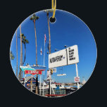 Ornamento De Cerâmica Balboa Island Ferry, Newport Beach, Califórnia<br><div class="desc">A entrada do Ferry da Ilha Balboa,  da Zona de Diversão de Balboa,  na Península de Balboa,  em Newport Beach,  Califórnia. A balsa automobilística é uma maneira divertida e fácil de atravessar o porto da zona divertida da Península Balboa para a Ilha Balboa. Foto: novembro de 2022.</div>