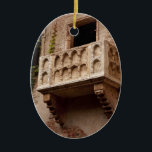 Ornamento De Cerâmica Balcony de Juliet; Onde está Romeu?<br><div class="desc">Shakespeare conta uma história de "dois amantes atravessados por estrelas" em "fair Verona". Esta bela sacada de pedra foi erguida em 1937 em nome de Julieta. Esquece um pátio onde amantes deixam notas ao espírito de Romeu e Julieta. Este ornamento cerâmico é totalmente personalizável.</div>