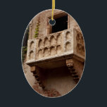 Ornamento De Cerâmica Balcony de Juliet; Onde está Romeu?<br><div class="desc">Shakespeare conta uma história de "dois amantes atravessados por estrelas" em "fair Verona". Esta bela sacada de pedra foi erguida em 1937 em nome de Julieta. Esquece um pátio onde amantes deixam notas ao espírito de Romeu e Julieta. Este ornamento cerâmico é totalmente personalizável.</div>