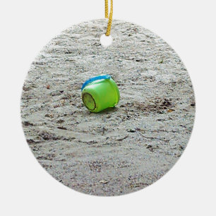 Ornamento De Cerâmica Balde verde perdido em areia na praia de Verão