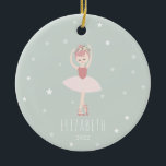 Ornamento De Cerâmica Ballerina Stars Little Girl Christmas<br><div class="desc">Ilustração de uma bailarina de cabelos cor-de-rosa vestindo um tutu e uma coroa de flores cercadas por estrelas sobre um fundo azul claro. Personalize o nome e o ano.</div>