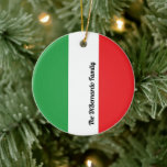 Ornamento De Cerâmica Bandeira italiana Personalizada<br><div class="desc">Um simples Sinalizador Italiano pronto para personalizar com o seu nome familiar ou o nome de um membro da família. Verde branco e vermelho com um modelo de roteiro negro e ousado para fácil leitura.</div>