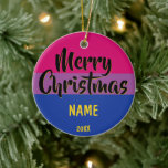 Ornamento De Cerâmica Bandeja do Orgulho Bi - Natal Personalizado<br><div class="desc">Um belo design Enfeites de natal com as cores da bandeira bissexual. Uma design de tipografia festiva do Feliz Natal impressa em preto no topo, e textos personalizáveis em ouro colocados no fundo. Adicione um Nome para o qual deseja um Feliz Natal e adicione o Ano ou outras mensagens especiais...</div>