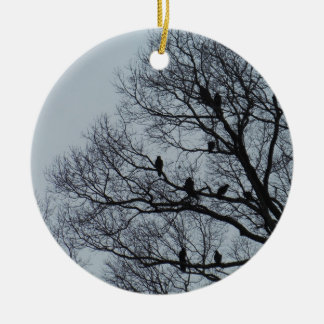 Ornamento De Cerâmica Bando de Vulturas numa árvore de inverno