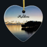 Ornamento De Cerâmica Barco de casa tropical da praia de Maldives do por<br><div class="desc">Por do sol bonito sobre o paraíso tropical de Maldives na costa com uma fileira de bungalows da água da praia em uma distância.</div>