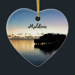 Ornamento De Cerâmica Barco de casa tropical da praia de Maldives do por<br><div class="desc">Por do sol bonito sobre o paraíso tropical de Maldives na costa com uma fileira de bungalows da água da praia em uma distância.</div>