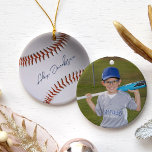 Ornamento De Cerâmica Baseball Assinado Personalizado<br><div class="desc">O presente perfeito para crianças que amam o beisebol, este ornamento personalizado apresenta um clássico design de baseball, com gravuras vermelhas gravadas em um fundo branco. Mas o que realmente o diferencia é o campo de texto personalizável, onde você pode adicionar o nome de seu filho para criar um olhar...</div>