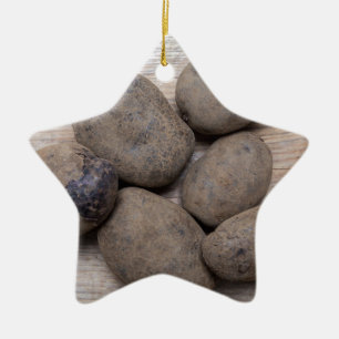 Ornamento De Cerâmica Batatas em madeira rústica Conceito