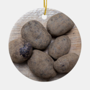 Ornamento De Cerâmica Batatas em madeira rústica Conceito
