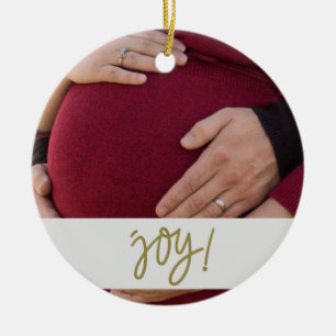 Ornamento De Cerâmica Bebê de espera com Natal do nome e da data