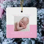 Ornamento De Cerâmica Bebê Elegante Foto de Natal Rosa<br><div class="desc">Um clássico Enfeites de natal de fotos de nascimento de uma menina, em cor-de-rosa bonito, com uma bela tipografia cursiva acima da sua doce fotografia de recém-nascido. Personalize este presente de dois lados com a sua foto favorita da sua nova criança para dar a novos avós ou pais. Adicione as...</div>