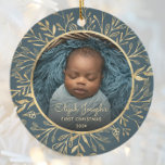 Ornamento De Cerâmica Bebês 1rua Foto de Natal Dourada Foliage Ronda de<br><div class="desc">Celebrar o primeiro Natal do bebê com este lindo ornamento de keepape. Substitua facilmente a imagem de exemplo por sua própria foto favorita e personalize-a com o nome do bebê na fonte de script dourada e no ano abaixo. Uma tela de gradiente preto ajuda a fazer o pop de texto....</div>