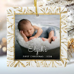 Ornamento De Cerâmica Bebês 1rua Foto de Natal Dourada Foliage White<br><div class="desc">Celebrar o primeiro Natal do bebê com este lindo ornamento de keepape. Substitua facilmente a imagem de exemplo por sua própria foto favorita e personalize-a com o nome do bebê na letra branca do script e no ano abaixo. Uma tela de gradiente preto ajuda a fazer o pop de texto....</div>