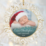 Ornamento De Cerâmica Bebês 1rua Foto de Natal Dourada Foliage White Rou<br><div class="desc">Celebrar o primeiro Natal do bebê com este lindo ornamento de keepape. Substitua facilmente a imagem de exemplo por sua própria foto favorita e personalize-a com o nome do bebê na letra branca do script e no ano abaixo. Uma tela de gradiente preto ajuda a fazer o pop de texto....</div>