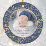 Ornamento De Cerâmica Bebês 1rua Foto de Natal Marinho de Folhagem Doura<br><div class="desc">Celebrar o primeiro Natal do bebê com este lindo ornamento de keepape. Substitua facilmente a imagem de exemplo por sua própria foto favorita e personalize-a com o nome do bebê na fonte do script azul marinho e no ano abaixo. Uma tela de gradiente branco ajuda a fazer o pop de...</div>