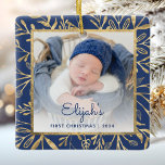 Ornamento De Cerâmica Bebês 1rua Marinho de Natal Folhagem Dourada Azul<br><div class="desc">Celebrar o primeiro Natal do bebê com este lindo ornamento de keepape. Substitua facilmente a imagem de exemplo por sua própria foto favorita e personalize-a com o nome do bebê na fonte do script azul marinho e no ano abaixo. Uma tela de gradiente branco ajuda a fazer o pop de...</div>