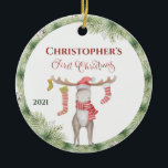 Ornamento De Cerâmica Bebês de alce bonitinho personalizados Primeiro Na<br><div class="desc">Um alce de Natal adorável e bonito com meias penduradas nos alçapões. Personalizado com o nome e o ano de presente da criança. Maravilhosa paisagem natalícia forma uma fronteira elegante. Uma lembrança fantástica para os feriados.</div>