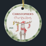 Ornamento De Cerâmica Bebês de alce bonitinho personalizados Primeiro Na<br><div class="desc">Um alce de Natal adorável e bonito com meias penduradas nos alçapões. Personalizado com o nome e o ano de presente da criança. Maravilhosa paisagem natalícia forma uma fronteira elegante. Uma lembrança fantástica para os feriados.</div>