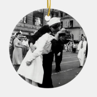 Ornamento De Cerâmica Beijando o quadrado da guerra adeus às vezes