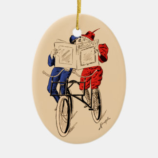 Ornamento De Cerâmica Beijo em tandem da leitura do casal da bicicleta