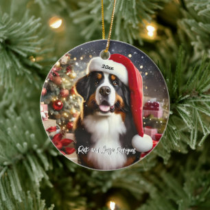 Ornamento De Cerâmica Belo Cachorro de Montanha Bernês com Santa Hat