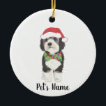 Ornamento De Cerâmica Bernedoodle Santa Hat e Bowtie personalizados<br><div class="desc">Estou apaixonado por esta ilustração de aquarela muito detalhada de uma cinza, preto e branco, berneodle ou sheepadoodle em um ornamento com uma doce gravata vermelha e verde de arco e santa hat combo! Personalize estes ornamentos e faça uma lista agradável este ano! Para os presentes perfeitos, junte-os a um...</div>