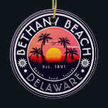 Ornamento De Cerâmica Bethany Beach Delaware Sunset Beach Palm Tree 80s<br><div class="desc">Estas personalizadas Bethany Delaware Retro 60s Palm tree Souvenirs. Bethany Delaware, lembranças de praia retrógradas. viagem para amantes de verão. este design de época retrógrada é uma ideia de feriado, aniversário e presente de férias de verão. - Você pode personalizar o modelo, adicionando um nome de sua cidade ou local,...</div>