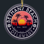 Ornamento De Cerâmica Bethany Beach Delaware Sunset Beach Palm Tree 80s<br><div class="desc">Estas personalizadas Bethany Delaware Retro 60s Palm tree Souvenirs. Bethany Delaware, lembranças de praia retrógradas. viagem para amantes de verão. este design de época retrógrada é uma ideia de feriado, aniversário e presente de férias de verão. - Você pode personalizar o modelo, adicionando um nome de sua cidade ou local,...</div>