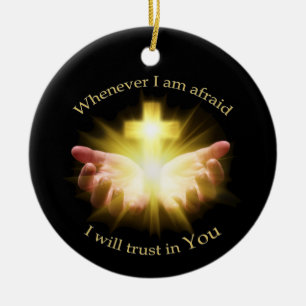 Ornamento De Cerâmica Bíblia com as mãos segurando Cross