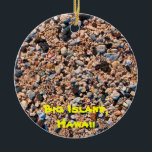Ornamento De Cerâmica Big Island Beach & Sand<br><div class="desc">Um presente único ou guardiã para o viajante havaiano. Black Lava Rock na praia e perto de detalhes da incrível areia neste ornamento lateral. O nome e a data do ano são personalizáveis.</div>