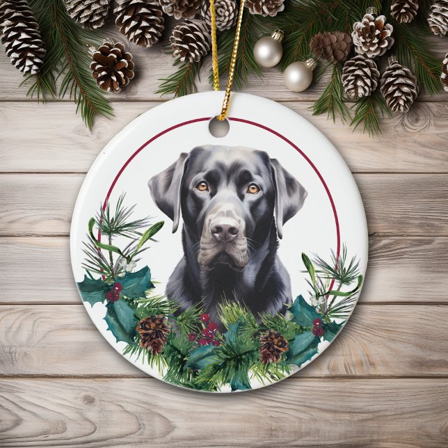 Ornamento De Cerâmica Black Lab Retriever Evergreen Berry Wreath (Criador carregado)