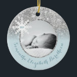 Ornamento De Cerâmica Blue Silver Glitter Winter Personated Baby Ceram<br><div class="desc">Decorem a vossa árvore de Natal com este elegante e elegante ornamento de Natal azul e prateado de um bebê de inverno. Este ornamento é totalmente personalizável! Você pode editar o texto e adicionar sua própria foto clicando em "personalizar esta modelo". Este ornamento personalizado para bebês apresenta um fundo e...</div>