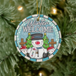 Ornamento De Cerâmica Boas-vindas ao Natal<br><div class="desc">Traga um toque quente e caprichoso para sua decoração de férias com este ornamento de Boas-vindas de inverno. Apresentando uma família feliz de boneco de neve, árvores festivas e letras ousadas, este Enfeites de natal redondo é perfeito para acolher convidados com alegria sazonal. Faz uma graça e encantadora manutenção ou...</div>