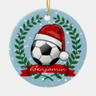 Ornamento De Cerâmica Bola de futebol que veste um Natal do chapéu do