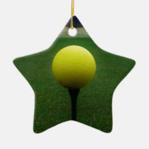 Ornamento De Cerâmica Bola de Golfe Amarelo no campo de golfe da montanh