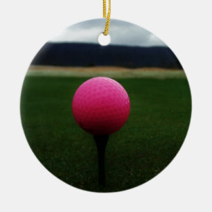 Ornamento De Cerâmica Bola de Golfe Rosa em campo de golfe na montanha